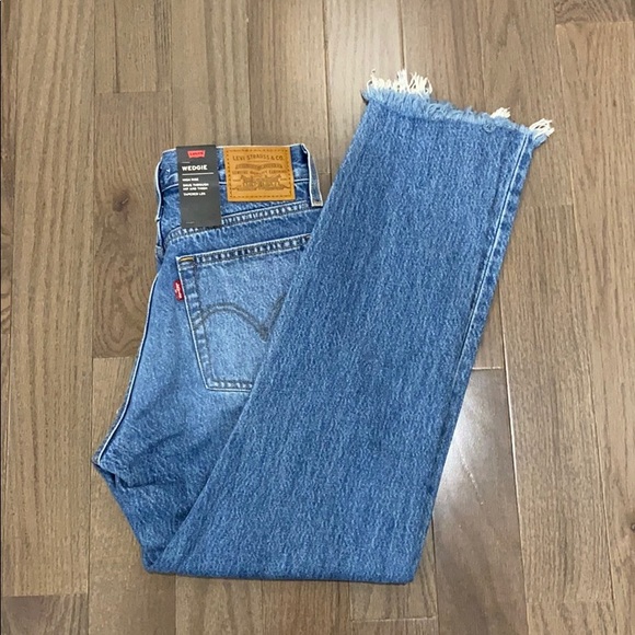 Levi's Premium Wedgie Fit Women's Jeans - Picture 3 of 9